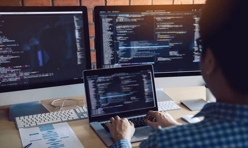 数据科学选型:R与Python如何赋能中沙群岛网站建设?